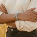 Dames armband Chalcedoon 6 mm met blaadje en steen bedels