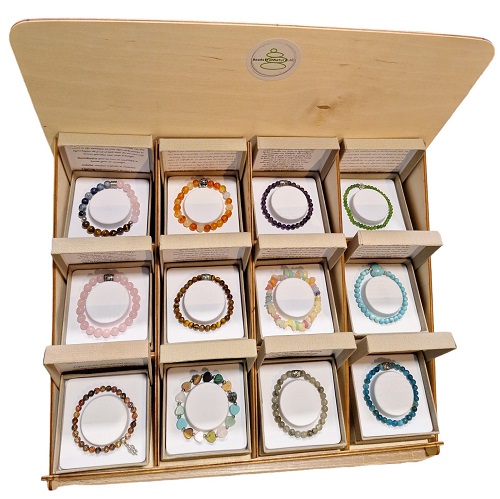 Display met variatie dames armbanden van natuursteen