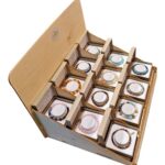 Display met variatie dames armbanden van natuursteen