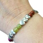 Dames armband met een mix van natuurstenen 6 mm en zilverkleurige hartjes