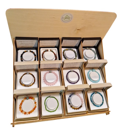 Display met variatie dames- en heren armbanden van natuursteen