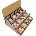 Display met variatie dames- en heren armbanden van natuursteen