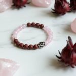 Damesarmband Rozenkwarts 8 mm en hibiscus geurkralen met RVS roos kraal.