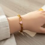 Kinderarmband natuursteen Amber 4 mm met hartje (14 cm)