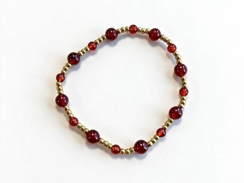 Dames armband Carneool 4 en 6 mm met RVS goudkleurige kralen
