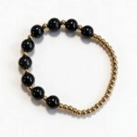 Dames armband Onyx 8 mm met RVS goudkleurige kralen